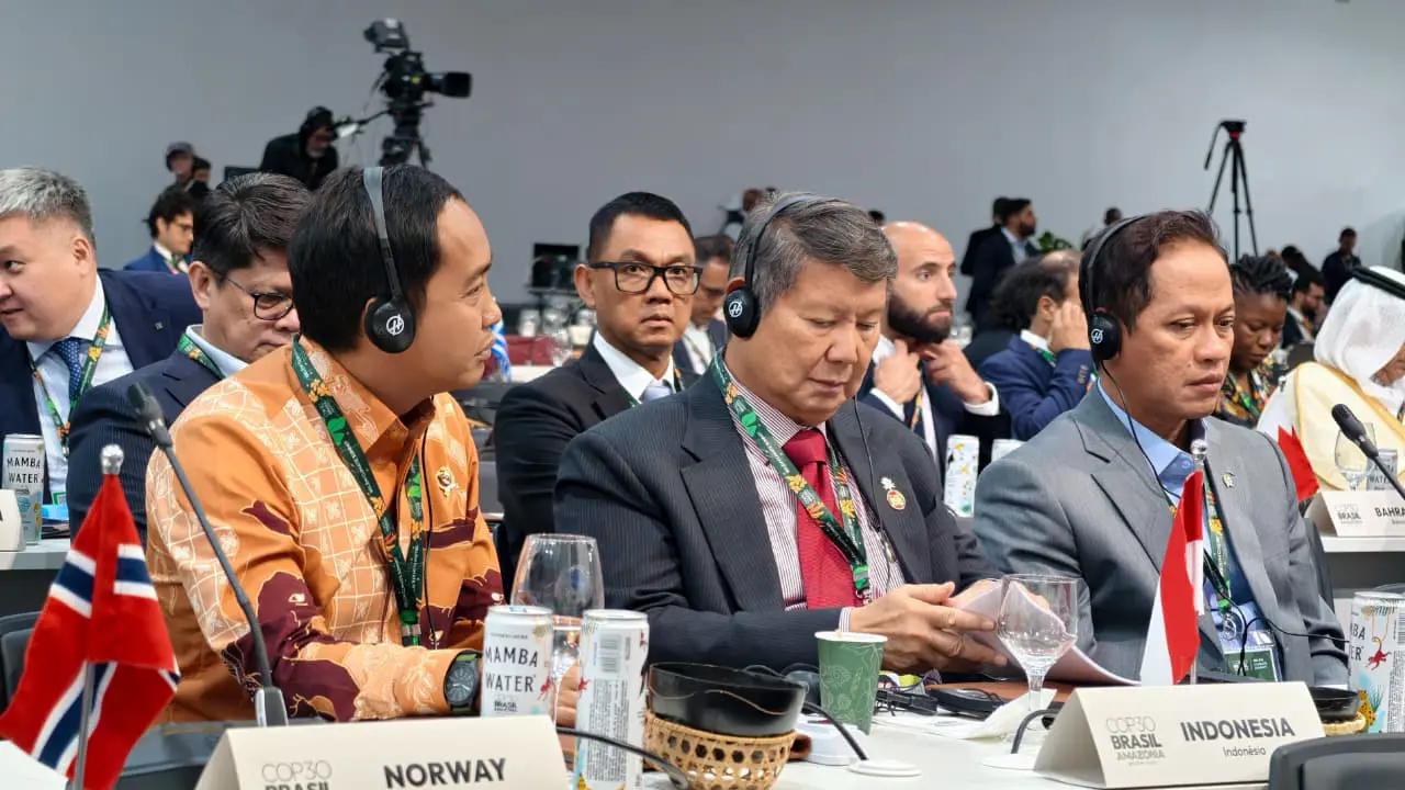 Utusan Khusus Presiden Bidang Iklim dan Energi Hashim Djojohadikusumo bersama Menteri Kehutanan Raja Juli Antoni dan Menteri Lingkungan Hidup (Menteri LH) Hanif Faisol Nurofiq.
