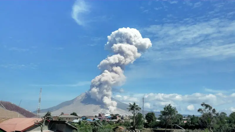 Berastagi Kembali Berselimut Abu Vulkanik Gunung Sinabung