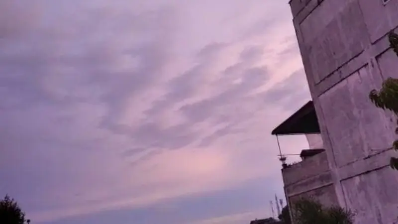 Penampakan awan mirip dengan lafadz Allah di langit Kota Tanjungpinang. (Foto: Adi/batamnews)