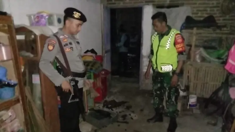 Seorang pria mengamuk berbekal kapak karena ingin menjemput istrinya di rumah mertua, di Kebumen. (Foto: Liputan6.com/Polres Kebumen)