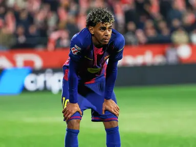 Pemain Barcelona, Lamine Yamal, tampak lesu setelah ditaklukkan Girona pada pekan ke-24 La Liga di Stadion Montilivi, Selasa (17/2/2026). (AP Photo/Joan Monfort)
