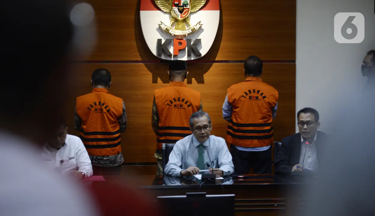 Juru Bicara KPK Ali Fikri (kanan) menyampaikan keterangan terkait penahanan mantan pimpinan DPRD Jambi di Gedung KPK, Jakarta, Selasa (23/6/2020). KPK menahan Cornelis Buston, AR Syahbandar, dan Chumaidi Zaidi terkait dugaan suap pengesahan RAPBD Provinsi Jambi Tahun 2018. (merdeka.com/Dwi Narwoko)