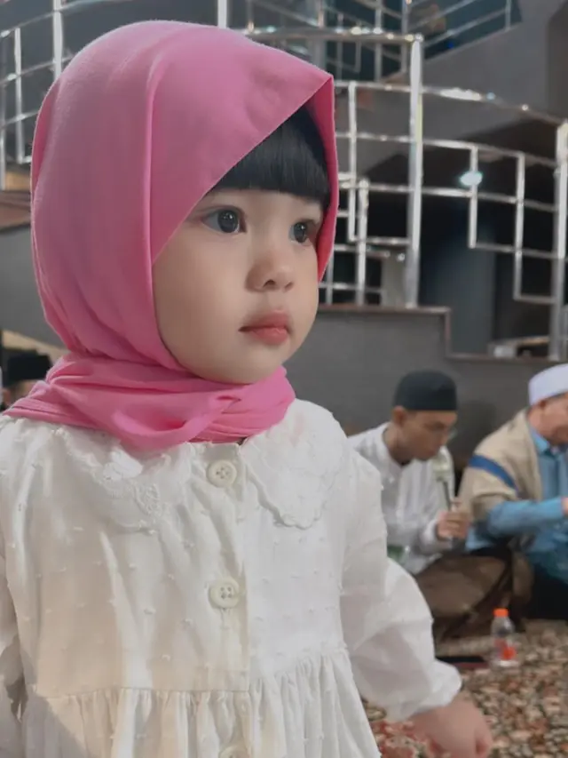 Potret Imut Ameena Anak Atta Halilintar dan Aurelie Hermansyah Pakai Hijab Pink dan Berponi, Lucu Bak Boneka Hidup
