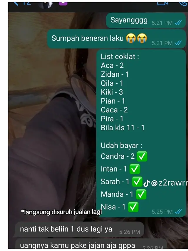 Momen Lucu Cewek Diberi Cokelat Satu Dus dari Pacar, Iseng Dijual Malah Laris