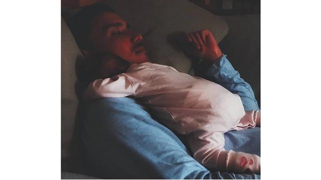 6 Potret Kebersamaan Raisa, Hamish dan Putrinya, Bikin Gemas