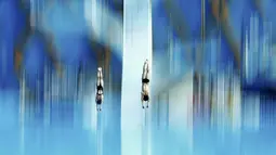 Peloncat indah Jepang, Minami Itahashi dan Yu Okamoto sedang beraksi di nomor final sinkronisasi menara 10m campuran Kejuaraan Dunia Akuatik 2015 di Kazan, Rusia. (25/7/2015). (REUTERS/Hannibal Hanschke)