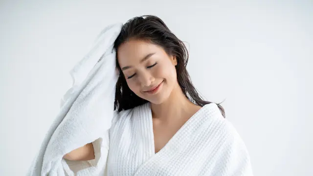 Beauty Hacks agar Rambut Bebas Lepek Saat Sering Beraktivitas Naik Motor