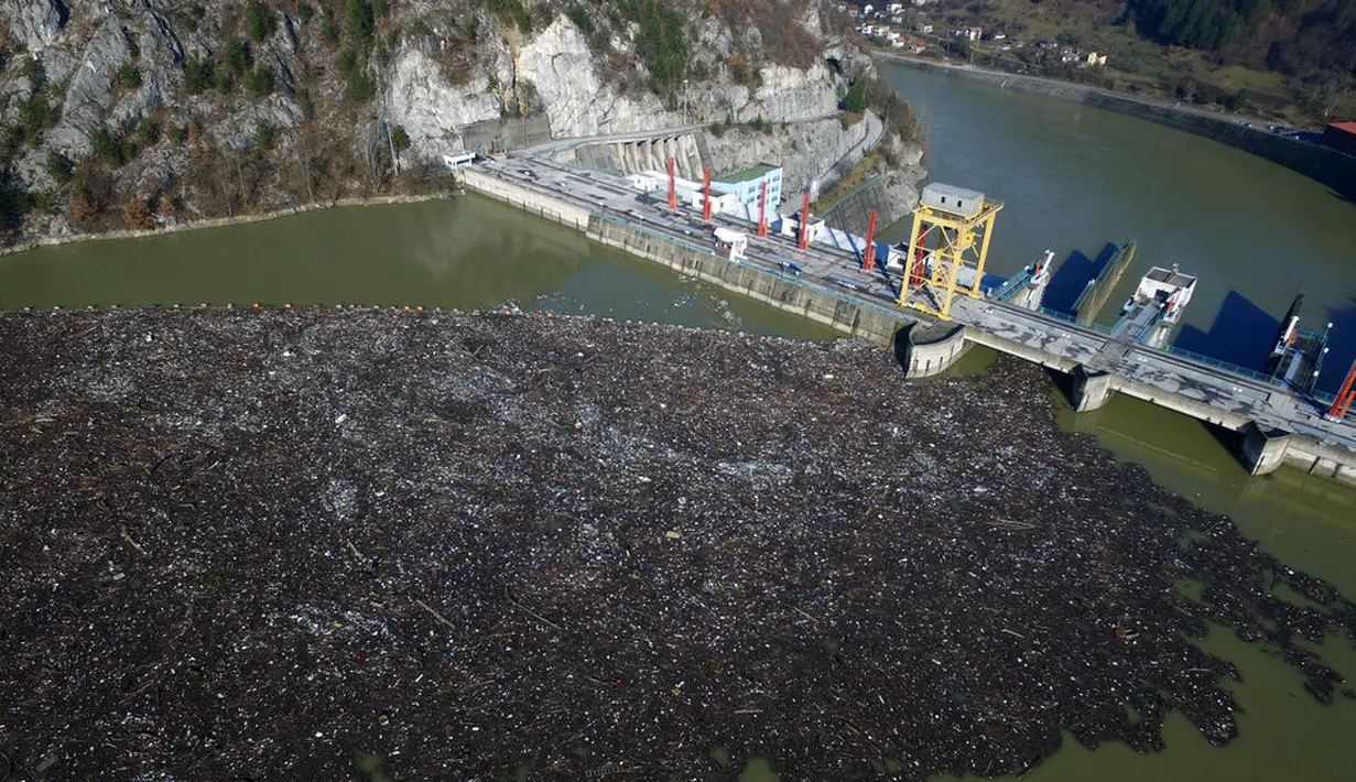 Foto dari udara memperlihatkan hamparan sampah menyumbat Sungai Drina dekat Kota Visegrad, Bosnia, Selasa (5/1/2021). Negara-negara Balkan memiliki pengelolaan limbah yang buruk dan berton-ton sampah secara rutin berakhir di sungai. (AP Photo/Eldar Emric)