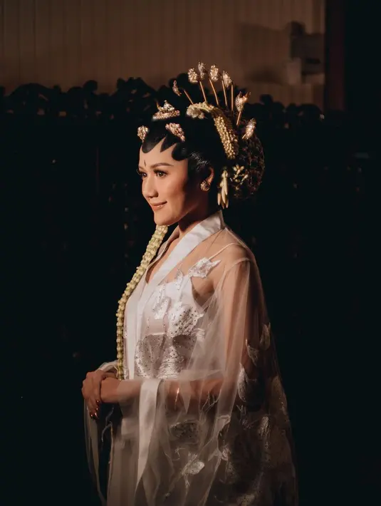 Parade Bridal Robe Seleb Bergaya Putri Kerajaan Eropa-Jawa dari Erina Gudono-Chelsea Islan