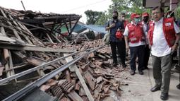Ketua Umum Palang Merah Indonesia (PMI) Jusuf Kalla (kanan) meninjau lokasi gempa di Kabupaten Cianjur, Jawa Barat, Rabu (23/11/2022). Menurut Jusuf Kalla, tiga hal pokok yang harus dipenuhi dalam keadaan darurat bencana patut diprioritaskan dalam sebulan ke depan. (Ade Danhur/Staff JK)