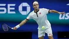 Petenis Swiss, Roger Federer mengembalikan bola ke arah lawannya, Damir Dzumhur dari Bosnia pada babak kedua AS Terbuka 2019 di Arthur Ashe Stadium, Rabu (28/8/2019). Roger Federer mencapai babak tiga usai berhasil menyingkirkan Damir Dzumhur 3-6, 6-2, 6-3, 6-4. (AP/Eduardo Munoz Alvarez)