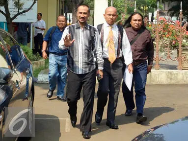 Ketua KPK nonaktif, Abraham Samad menyapa awak media saat tiba di Gedung Bareskrim Mabes Polri, Jakarta, Rabu (24/6/2015). Samad diperiksa penyidik bareskrim Polri sebagai tersangka dalam kasus Rumah Kaca. (Liputan6.com/Yoppy Renato)