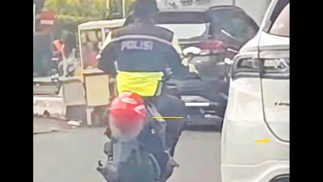 Viral Pemotor Berjaket Polisi, Helm Tidak Dipakai di Kepala tetapi Digantung di Motor