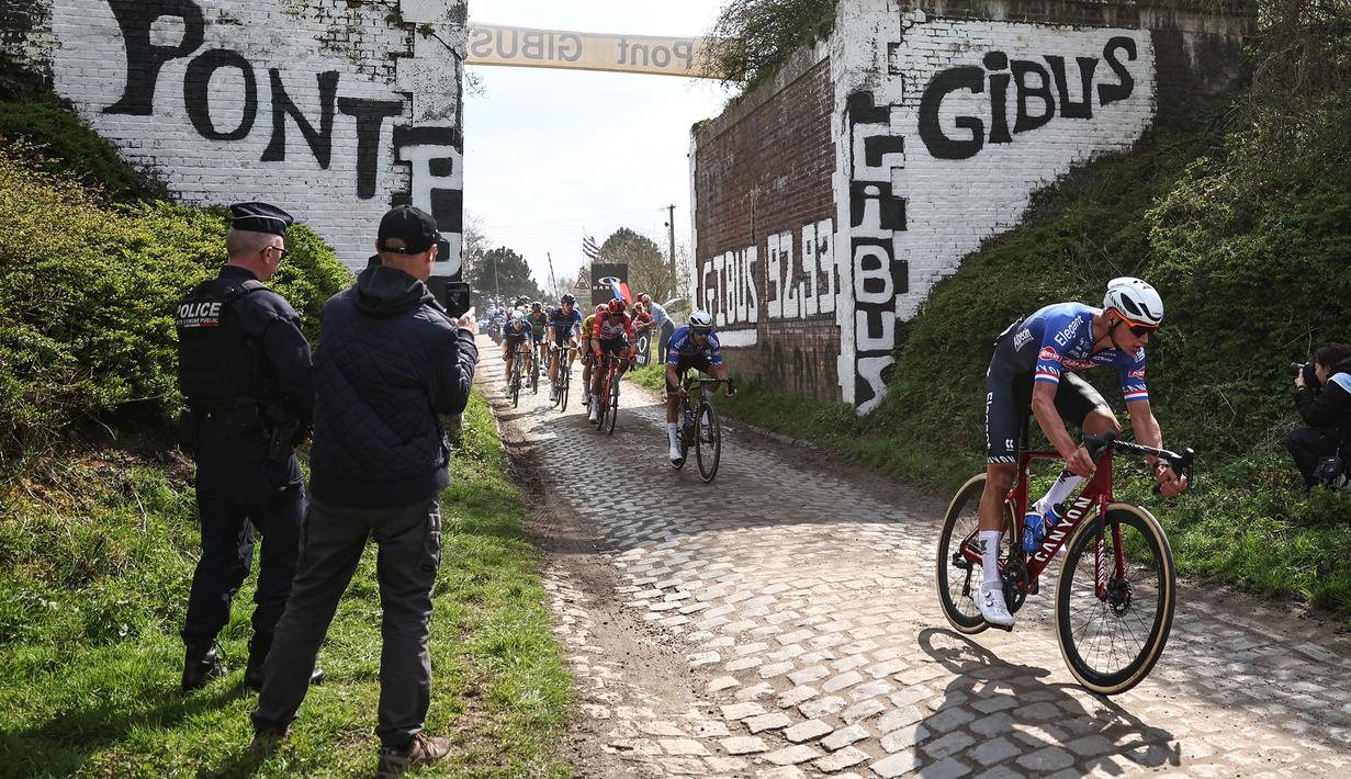 Pebalap Alpecin-Deceuninck, Mathieu Van der Poel memacu sepedanya saat ajang balap sepeda Paris Roubaix 2023 yang menempuh Compiegne hingga Roubaix, Prancis utara, 9 April 2023. (AFP/Anne-Christine Poujoulat)
