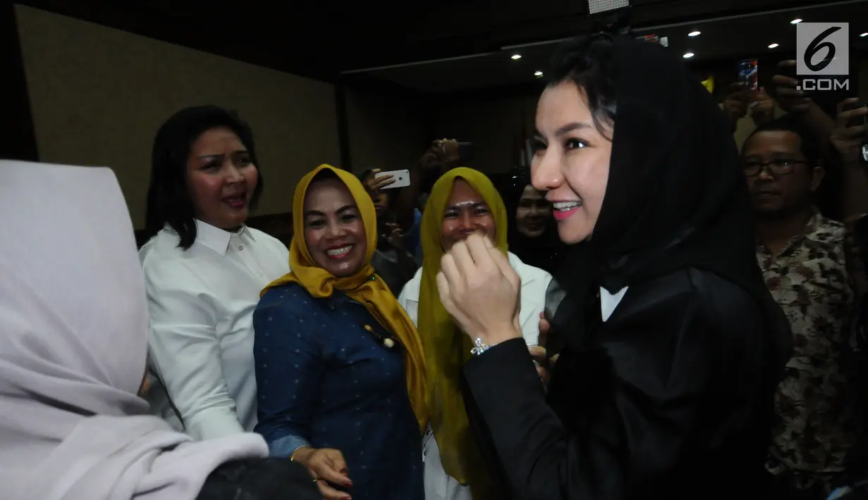 Bupati nonaktif Kutai Kartanegara, Rita Widyasari (kanan) berbincang bersama kerabatnya jelang mengikuti sidang perdana di Pengadilan Tipikor, Jakarta, Rabu (21/2). Sidang mendengar dakwaan Jaksa Penuntut Umum. (Liputan6.com/Helmi Fithriansyah)