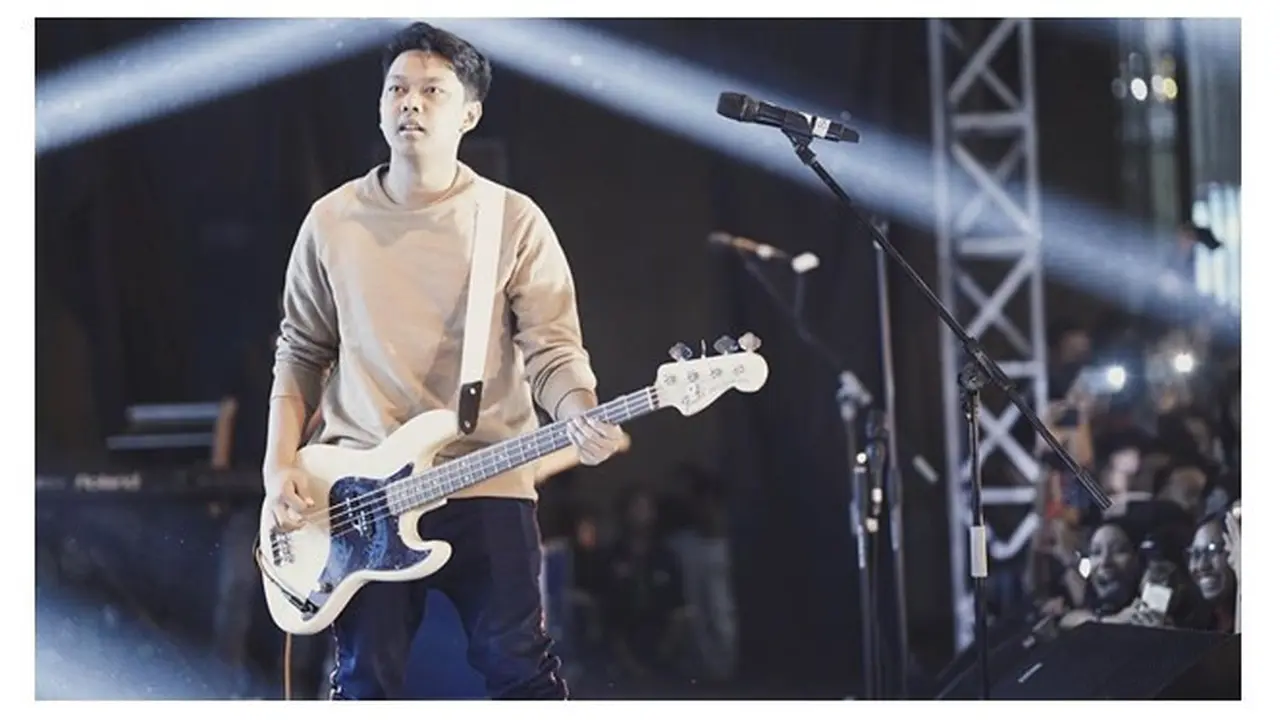 6 Gaya Bayu Skak saat Manggung dengan Gitar Bass, Curi Perhatian