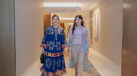 Gaya Kompak Kahiyang Ayu dan Erina Gudono Berbalut Busana Biyan saat Hadiri Fashion Show, Bak Kakak Adik