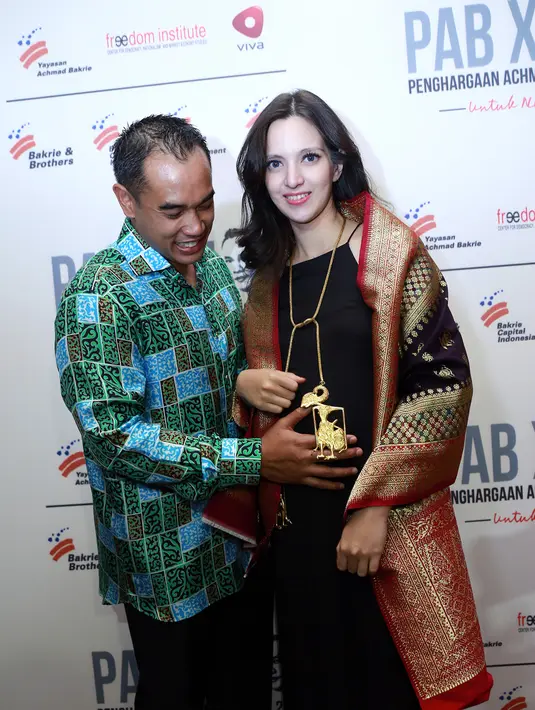 'Kata dokter anak ke dua kita ini laki-laki' ujar Ardie sambil mengelus perut istrinya yang semakin membesar. (Wimbarsana Kewas/Bintang.com)