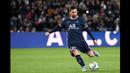 <p>Gol indah dari tendangan melengkung Messi ke gawang Lens dalam pertandingan ini menghantarkan PSG merebut gelar juara Liga Prancis musim 2021/2022 dari tangan Lille. (AFP/Alain Jocard)</p>
