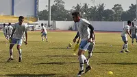 Fabiano Beltrame saat masih latihan di Persib B (Blitar United). (Bola.com/Erwin Snaz)