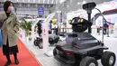 Pengunjung melihat robot patroli dalam Pameran Robot Pintar Internasional China (Foshan) 2020 di Foshan, Provinsi Guangdong, China, 3 Desember 2020. Produsen robot papan atas dari dalam dan luar negeri memamerkan produk, teknologi, dan solusi terbaru mereka selama gelaran tersebut. (Xinhua/Deng Hua)