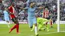 Sergio Aguero membuka keunggulan bagi Manchester City menit ke 42' setelah tembakannya merobek jala Sunderland pada lanjutan Premier League di Stadium of Light, Sunderland, (5/3/2017). Manchester City menang 2-0.  (Owen Humphreys/PA via AP)