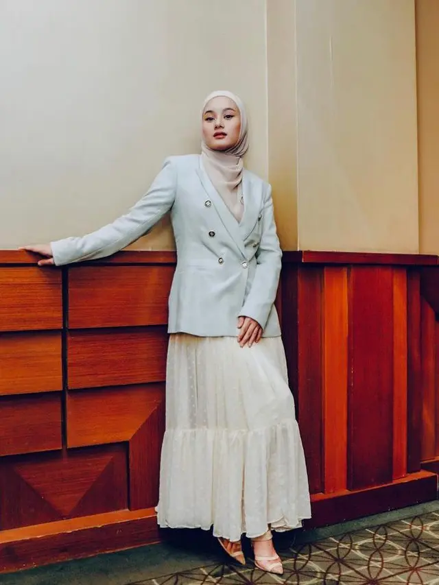 10 Ide OOTD Blazer Casual Hijab dari Dinda Hauw hingga Citra Kirana