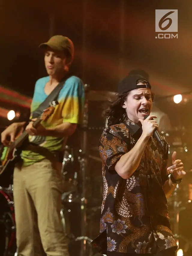 Gaya Vokalis Lukas Graham Pakai Batik Saat Konser di Jakarta