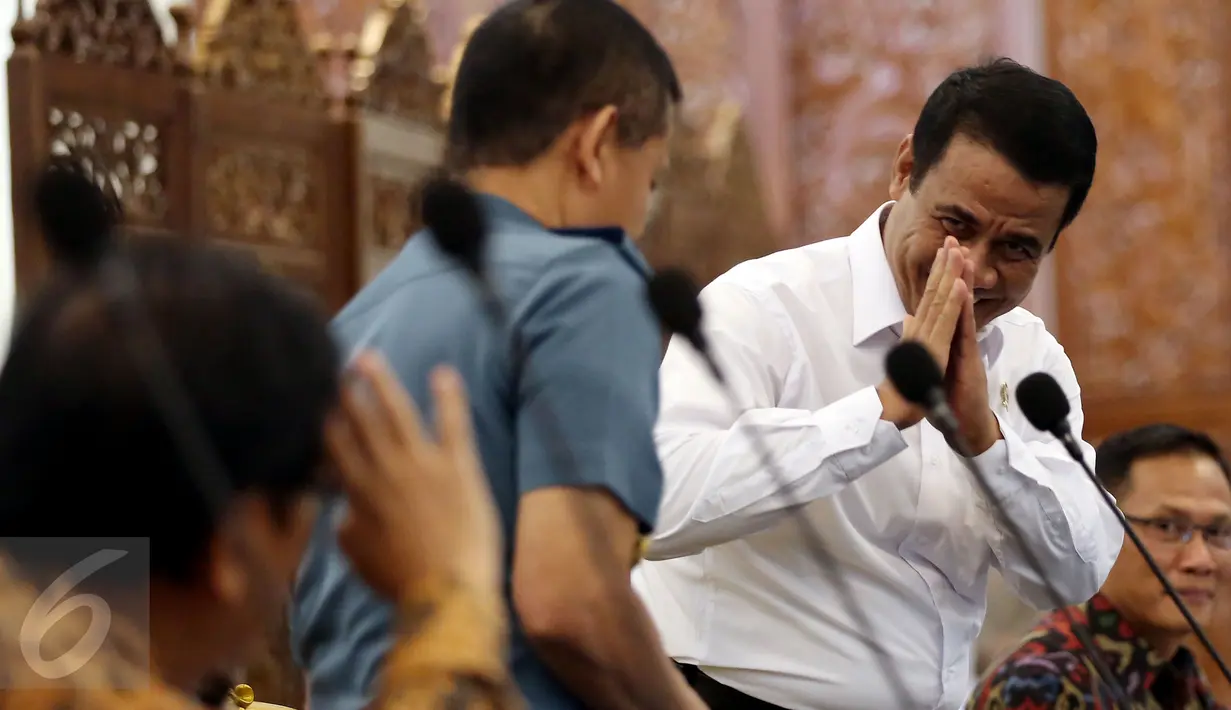Menteri Pertanian Andi Amran Sulaiman menghadiri rapat konsultasi fraksi DPR dengan pemerintah di Gedung Komisi V, Kompleks Parlemen, Senayan, Jakarta, Rabu (29/3). Rapat konsultasi membahas Reforma Agraria dan Redistribusi aset (Liputan6.com/Johan Tallo)