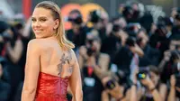 Scarlett Johansson berpose saat menghadiri pemutaran perdana film 'Marriage Story' di Venice Film Festival 2019, Italia, Kamis (29/8/2019). Bintang The Avengers itu memamerkan tato di punggungnya yang berbalut gaun merah berkilau. (Photo by Arthur Mola/Invision/AP)