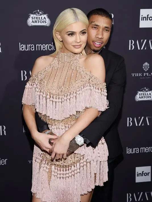 Kylie Jenner nampaknya memiliki rasa sayang tulus pada Tyga. Melihat sang kekasih mengalami kesulitan ekonomi, Kylie pun dengan rendah hati turut membantunya. Bahkan tersiar kabar Kylie menjadi penopang keuangan Tyga. (AFP/Bintang.com)