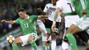 Gelandang Irlandia Utara, Corry Evans, berebut bola dengan gelandang Jerman, Serge Gnabry, pada laga Kualifikasi Piala Eropa 2020 di Windsor Park, Belfast, Senin (9/9). Irlandia Utara kalah 0-2 dari Jerman. (AFP/Paul Faith)