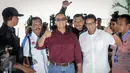 Pasangan Anies Baswedan dan Sandiaga Uno mengacungkan jempol sebelum memasuki laboratorium Gedung BNN, Jakarta, Minggu (25/9). Anies-Sandiaga akan mengikuti tes narkotika sebagai salah satu syarat maju di Pilgub DKI 2017. (Liputan6.com/Faizal Fanani)