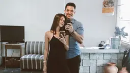 Nana Mirdad sendiri terbilang sering mengunggah mirror selfie di akun Instagram pribadinya. Penampilannya dengan Andrew White satu ini juga menuai pujian netizen. (Liputan6.com/IG/@nanamirdad_)