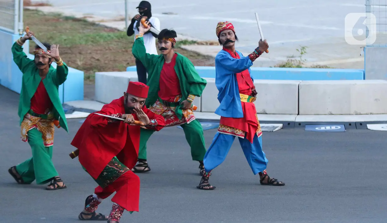 Peserta berparade dalam pagelaran Jakarnaval 2022 di Jakarta International Eprix Circuit, Ancol, Minggu (14/8/2022). Gelaran Jakarnaval 2022 yang mengangkat tema "Kekayaan Intelektual Nusantara untuk Dunia" tersebut menampilkan parade komunitas pegiat seni budaya, marching band, dan kendaraan hias. (Liputan6.com/Herman Zakharia)