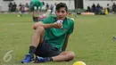 George Brown saat mengikuti latihan seleksi Timnas Indonesia U-19 di Lapangan Atang Sutresna, Jakarta, Kamis (6/4). 14 pemain yang pernah berlaga di luar negeri mengikuti seleksi masuk Timnas Indonesia U-19. (Liputan6.com/Helmi Fithriansyah)