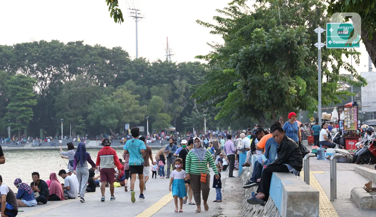 Aktivitas warga di area pedestrian Danau Sunter, Jakarta, Sabtu (27/6/2020). Beragam aktivitas dilakukan warga sambil menikmati waktu sore di area Danau Sunter, Jakarta. (Liputan6.com/Helmi Fithriansyah)