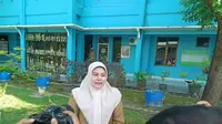 Wakil Humas SMAN 8 Pekanbaru, Reni Ernita, memberi penjelasan soal temuan kartu keluarga palsu yang digunakan untuk penerimaan peserta didik baru. (Liputan6.com/M Syukur)