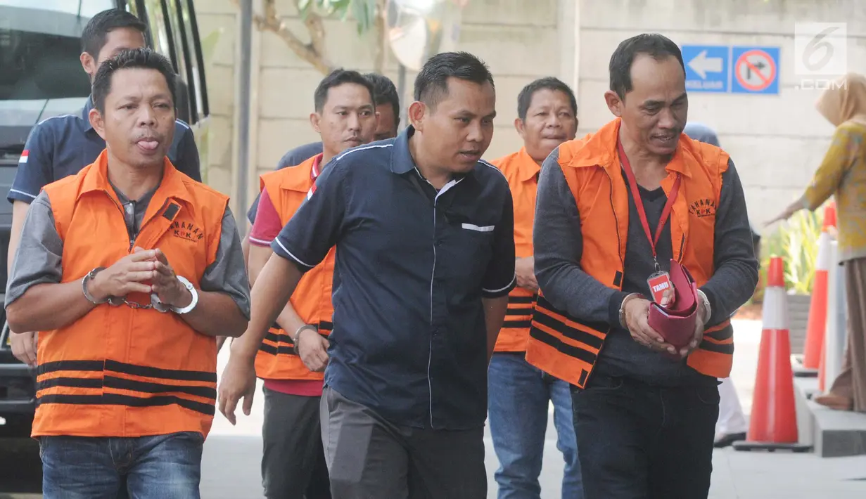 Petugas mengawal empat tersangka akan menjalani pemeriksaan oleh penyidik di gedung KPK, Jakarta, Kamis (26/9/2019). Mereka terlibat berbagai kasus suap korupsi yang ditangani oleh KPK. (merdeka.com/Dwi Narwoko)