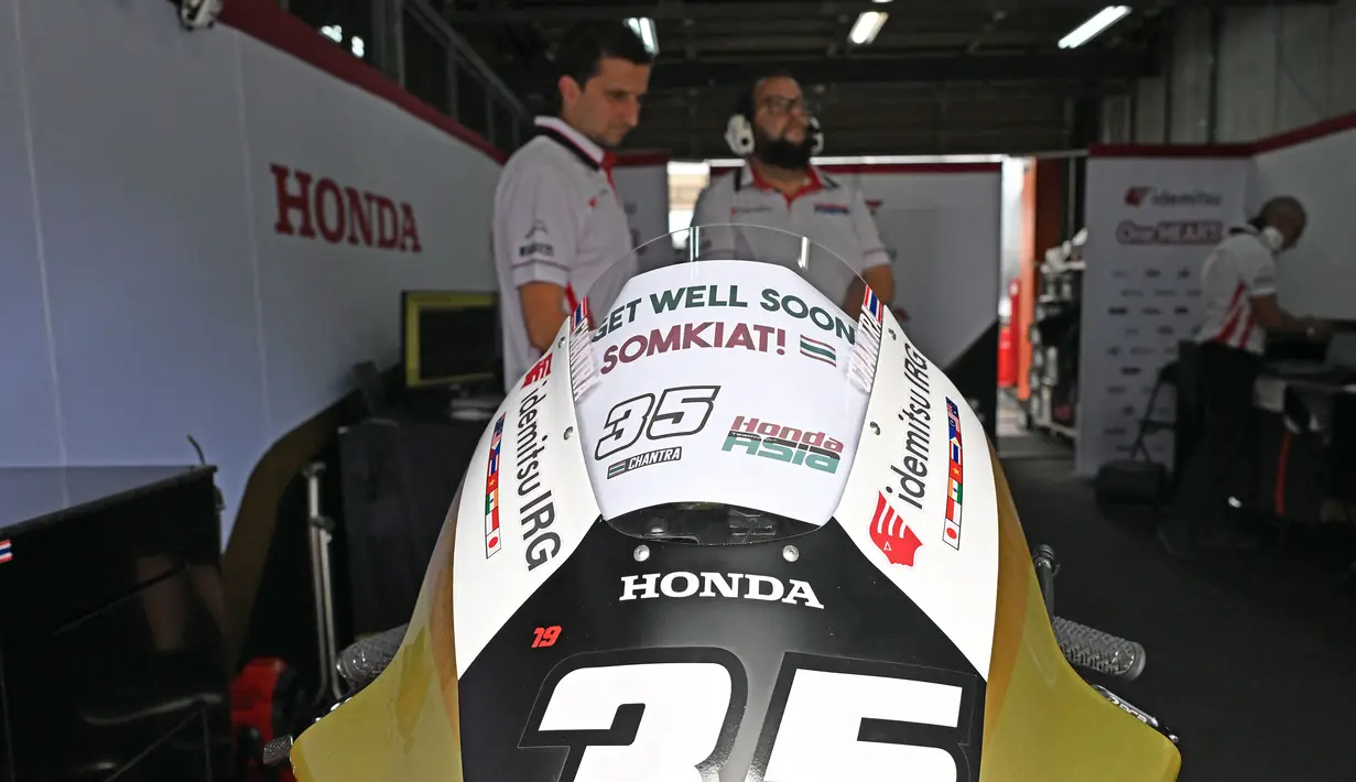 Seperti diketahui, Somkiat Chantra harus absen di seri Moto2 karena cedera kaki usai tertabrak pada balapan GP Indonesia akhir pekan lalu. (AFP/Toshifumi Kitamura)