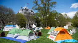 Pengunjuk rasa menduduki kamp protes sementara di sekitar Swarthmore College pada 24 April 2024, Swarthmore, Pennsylvania. (Matthew Hatcher/Getty Images North America/Getty Images via AFP)