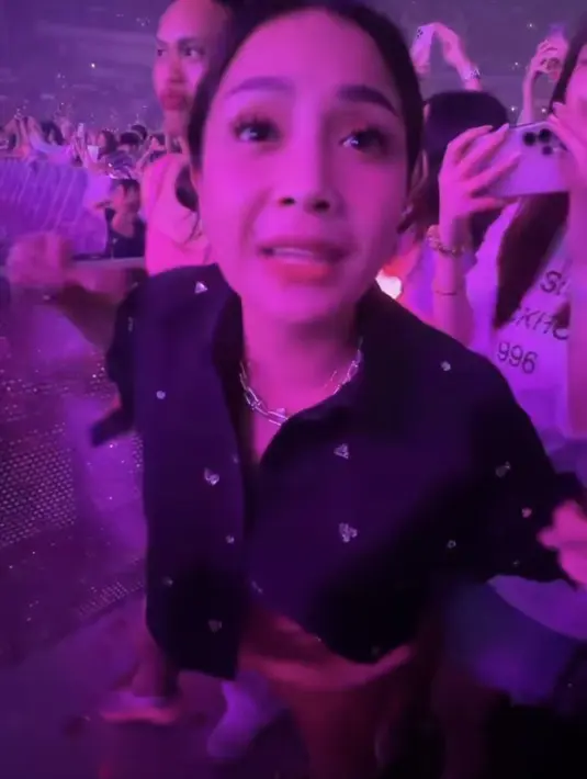 Melengkapi penampilan, Nagita memilih mengenakan kalung model rantai. [@wanda_hara]