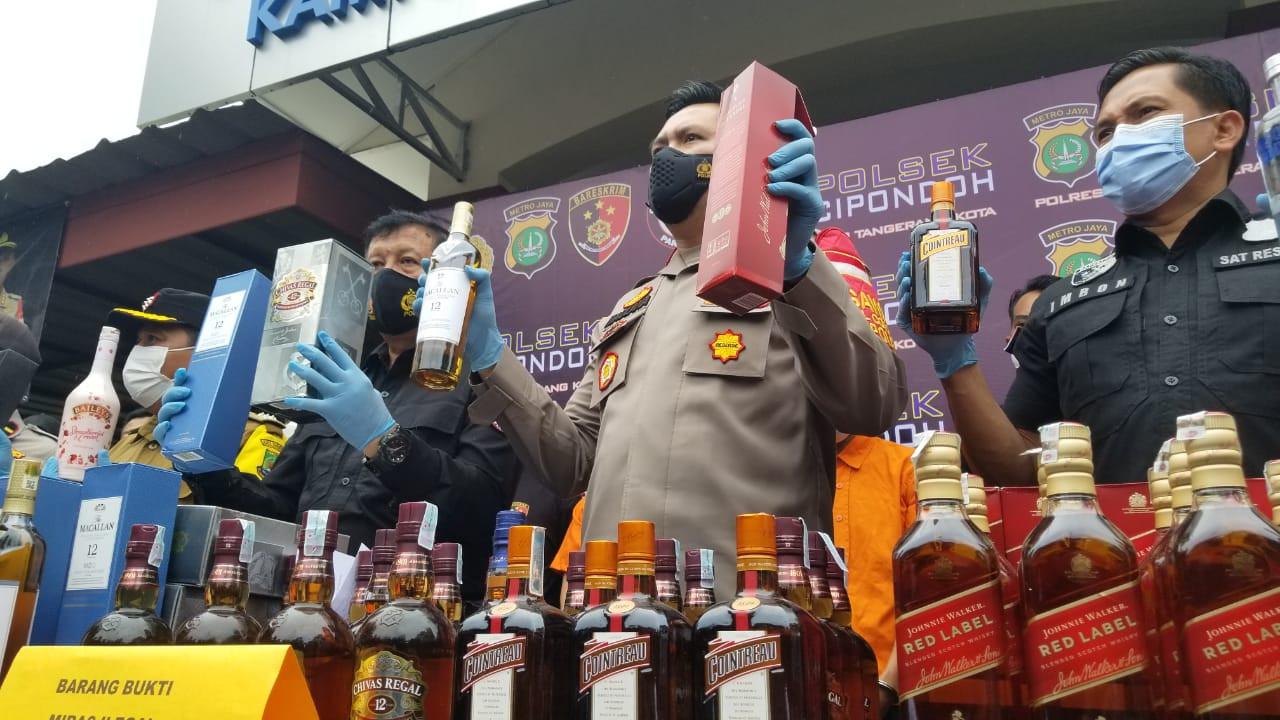 Polsek Cipondoh membongkar perumahan yang disulap menjadi gudang miras ilegal