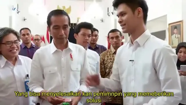 Video seorang pesulap Indonesia yang bertemu dengan Presiden Jokowi untuk memperlihatkan trik permainan kartunya.