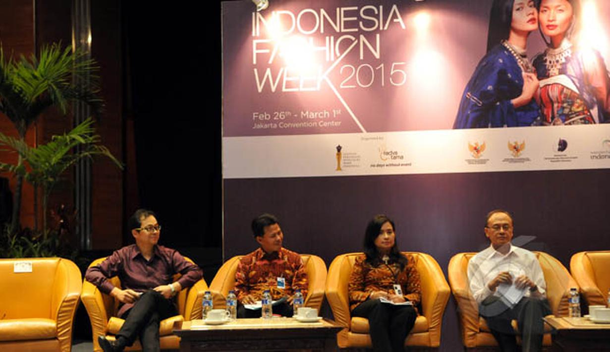 Dirjen EKMDI Pariwisata Hari Waluyo (kanan) bersama Direktur Pengembangan Produk Ekspor Sulistya Wati (ketiga kiri) memberikan keterangan pers jelang Indonesia Fashion Week 2015 di Gedung Sapta Pesona, Jakarta, Selasa (17/2). (Liputan6.com/Panji Diksana)