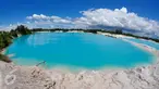 Danau Kaolin terletak di Desa Perawas, Kecamatan Tanjung Pandan, Belitung, Selasa (8/3/2016). Danau Kaolin adalah sebuah danau yang memiliki warna daratan yang putih bersih dan air yang berwarna biru menyala. (Foto: Gholib)