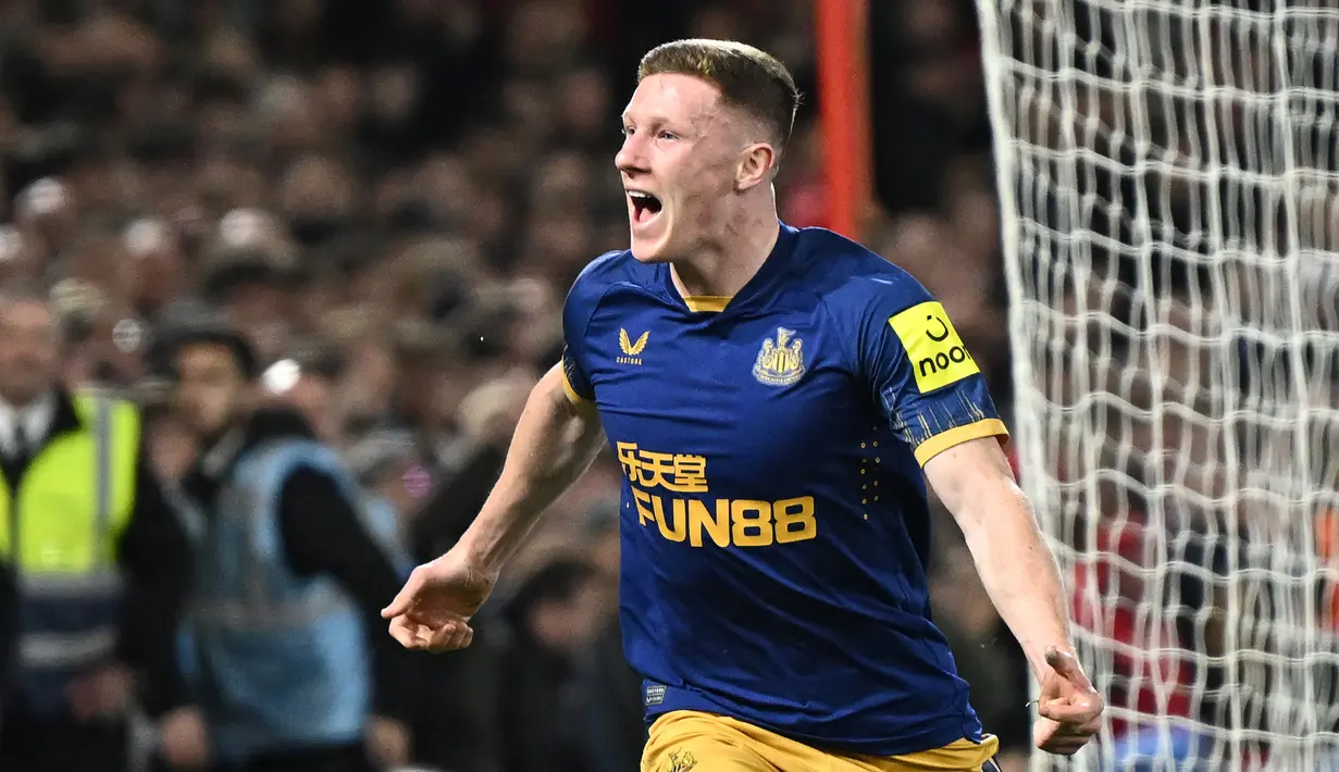 Selebrasi pemain Newcastle United, Elliot Anderson setelah menjebol gawang Nottingham Forest yang kemudian dianulir oleh wasit dalam pertandingan lanjutan Liga Inggris 2022/2023 yang berlangsung di The City Ground, Jumat (17/3/2023). Elliot Anderson merupakan pemain jebolan akademi Newcastle United yang dibawa oleh Eddie Howe untuk mengarungi musim 2022/2023. Elliot yang berumur 20 tahun tersebut  telah bermain sebanyak 22 kali disemua kompetisi yang diikuti oleh Newcastle. (AFP/Oli Scarff)