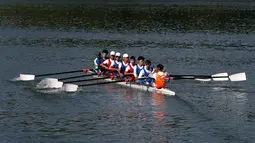 Atlet Korea Selatan dan Korea Utara latihan kano bersama jelang Asian Games 2018 di Tangeum Lake International Rowing Center, Chungju, Korea Selatan, Selasa (31/7). (Jeon Heon-Kyun/Pool/AFP)