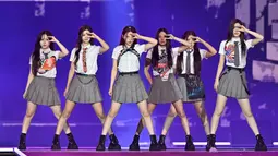 Grup K-pop Korea Selatan NMIXX tampil selama konser K-pop sebagai bagian dari Seoul Festa 2022 di stadion Jamsil di Seoul (10/8/2022). NMIXX tampil memukau membawakan lagu "O.O" di acara tersebut. (AFP/Jung Yeon-je)