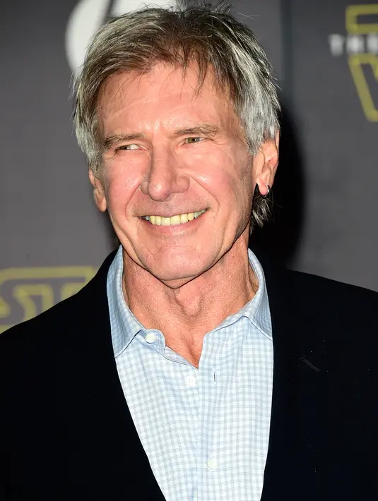 Kejadian menjalani syuting film Star Wars:The Force Awakens pada Juli 2014. Di lokasi syuting, di Pinewood Studios. Pemeran Han Solo mengalami patah kaki kirinya akibat tertimpa pintu besi hidrolik dari replika pesawat Millennium Falcon. (AFP/Bintang.com)